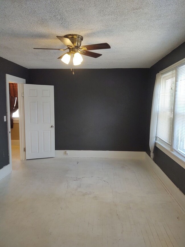 Building Photo - Charming 2 Bedroom House