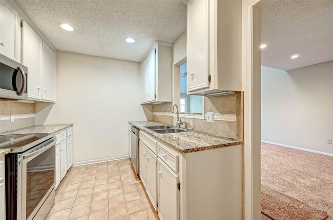 Building Photo - 13922 Hollowgreen Dr