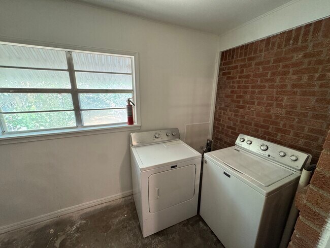 Building Photo - 3105 W Park Pl