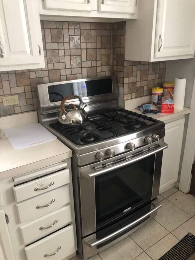 Electrolux stove with double oven - 168 Gordon St