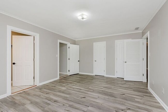 Building Photo - Elegant Updated Meridian-Kessler Home on E...