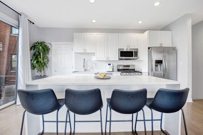 Building Photo - 870 N Milwaukee Ave