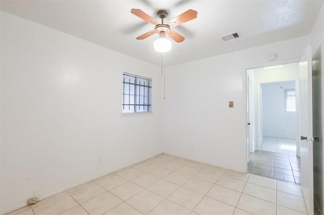 Building Photo - 4919 Glenridge Ln