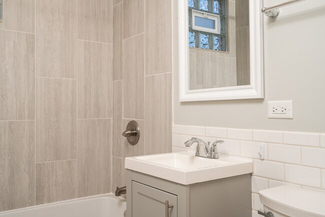 Building Photo - 6 E Briarwood Dr