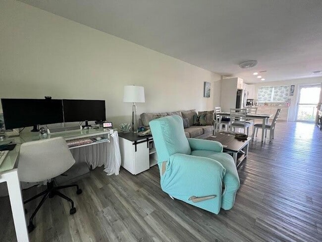 Building Photo - 323 Leeward Ln