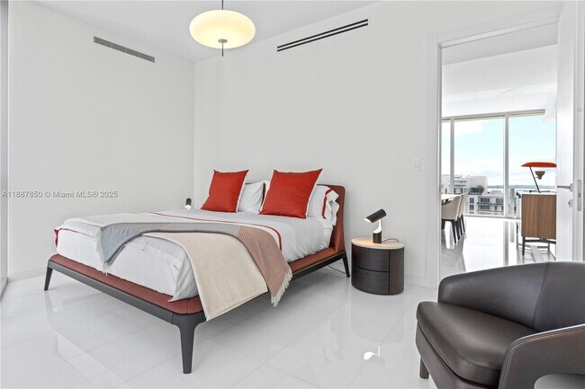 Building Photo - 300 Biscayne Blvd Way