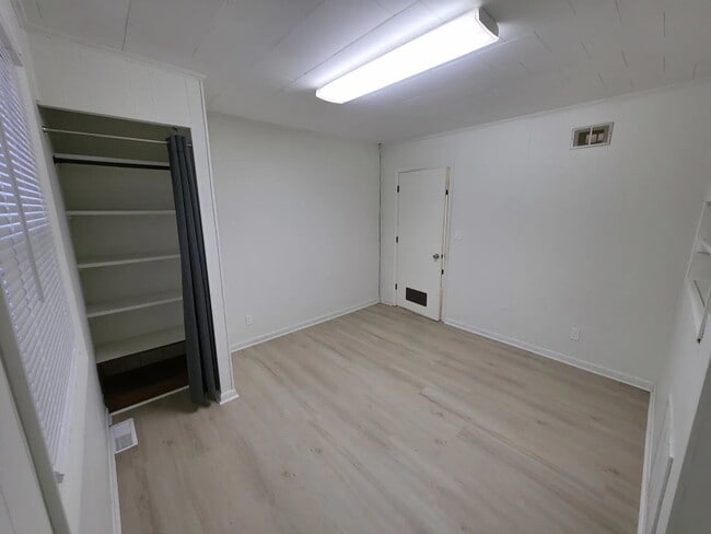 Building Photo - 605 Hale St