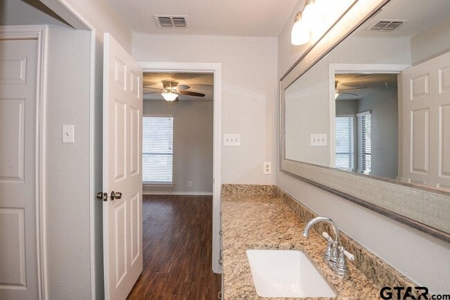 Building Photo - 5917 Hollytree Dr