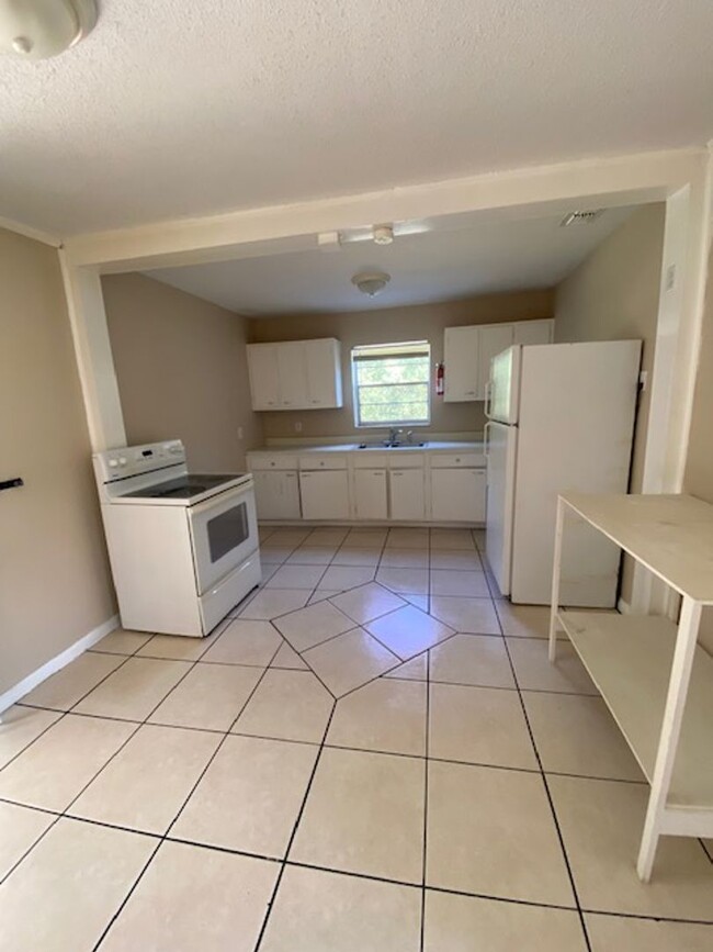 Building Photo - 3 Bed 1 Bath Home With Washer Dryer Hook U...