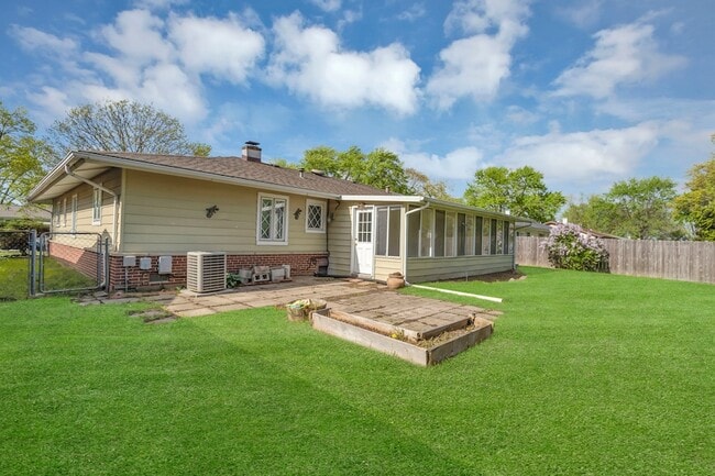 Building Photo - 601 Sycamore Dr