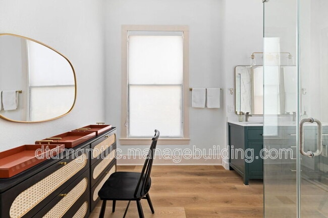 Building Photo - 110 E Craig Pl