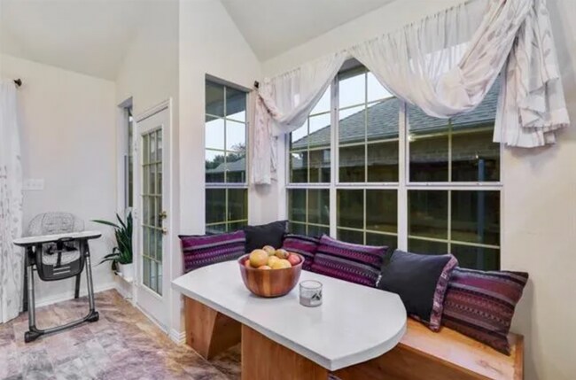 Building Photo - 8925 Lakewood Dr