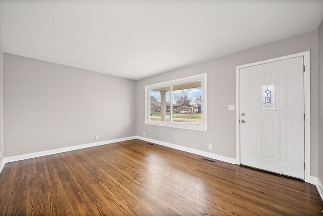 Building Photo - 3 Bedroom Pet Friendly Home For Rent Near Post!