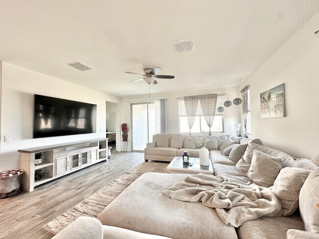 Building Photo - 16492 W Caldwell St