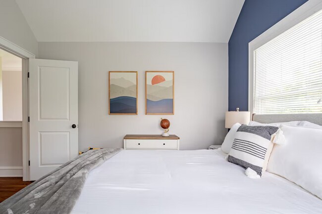 Building Photo - Fully Furnished Luxury Townhome | Walk to Downtown Princeton | 3 Beds | 3.5 Baths