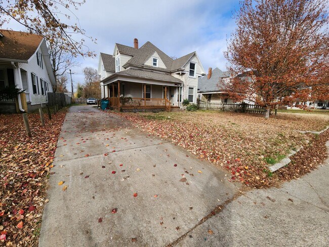 Building Photo - Spacious 2-Bedroom, 1-Bathroom Home AVAILA...