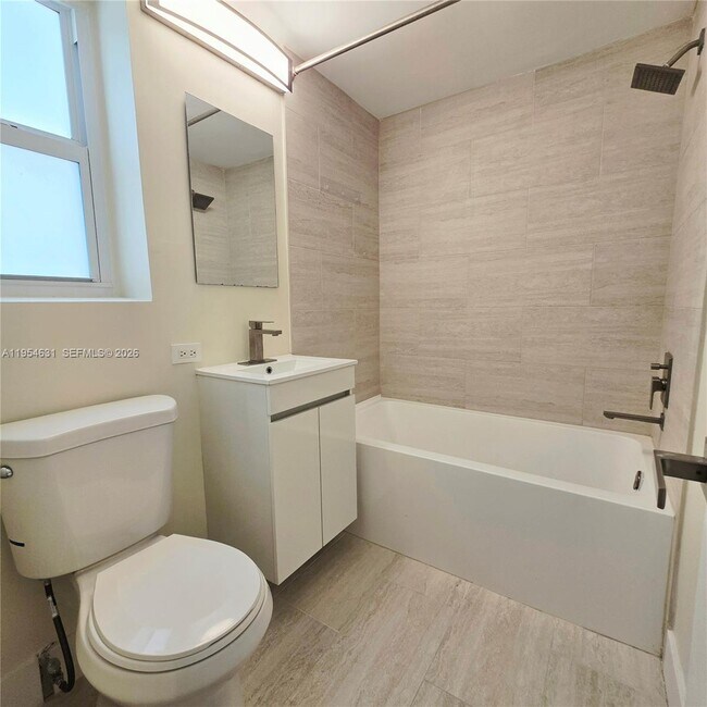 Building Photo - 2140 Biarritz Dr