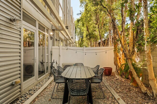 Building Photo - 3450 Cahuenga Blvd W