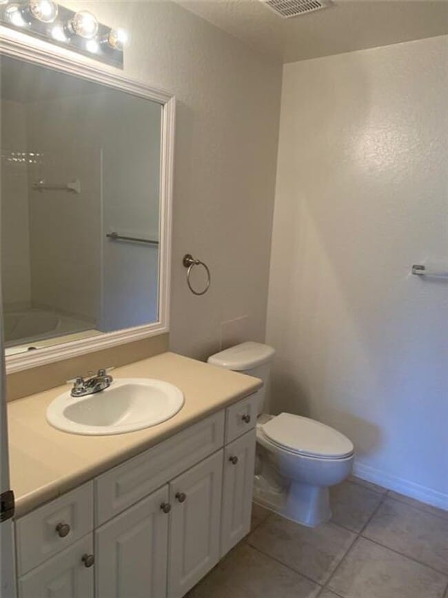 Building Photo - 2 / 2 Lakefront Condo