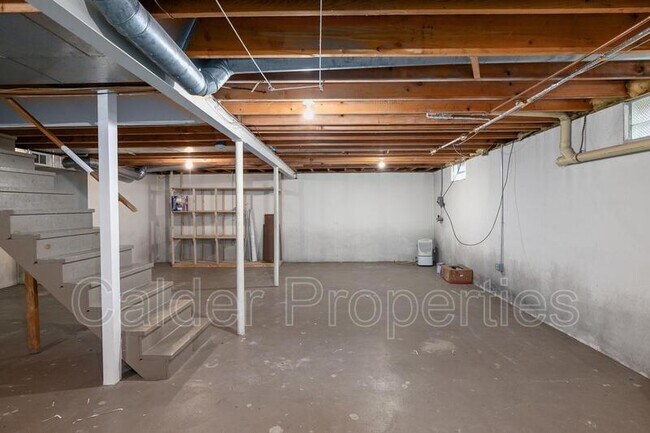 Building Photo - 688 Dawn St SE