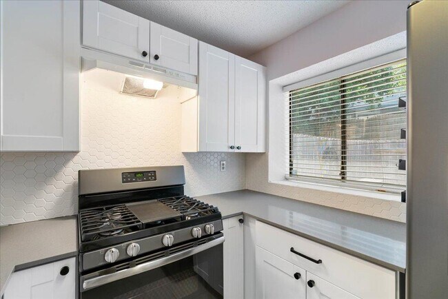 Building Photo - 1411 Gracy Farms Ln