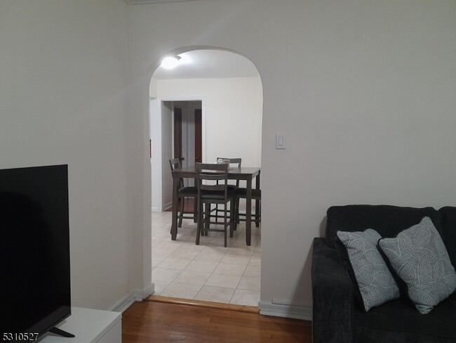 Building Photo - 48 Hobart Pl