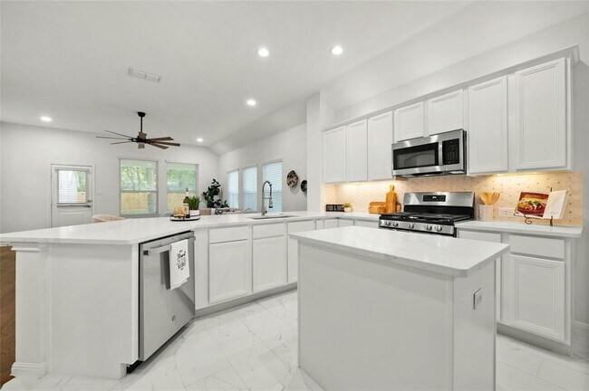 Building Photo - 5010 N Fresco Dr