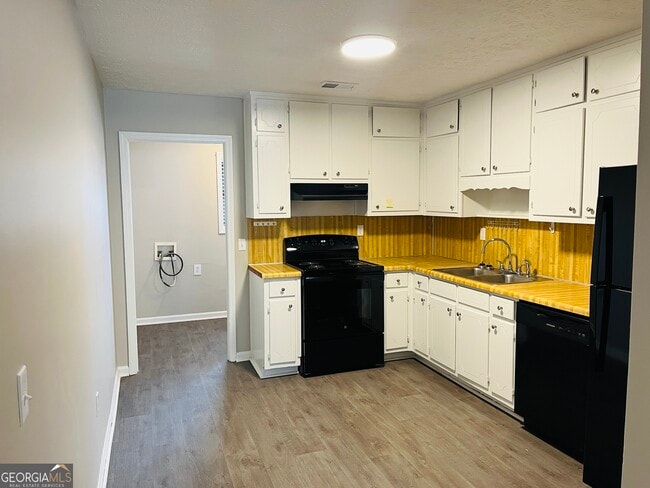 Building Photo - 1075 Eastview Rd NE