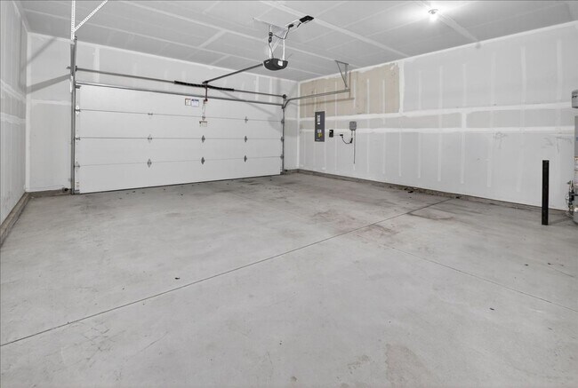 Building Photo - Luxury & Convenience: Newer 4 Bedroom, 2.5 Bath N. Meridian Home