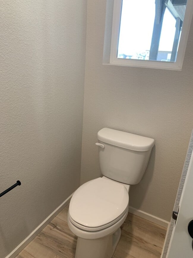 Building Photo - Exquisite 4 Bed 2.5 Bath Single Family Home with 3-car garage