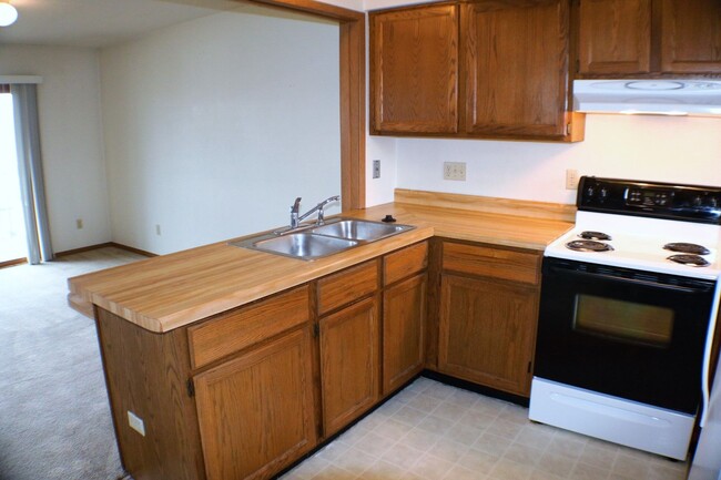 Building Photo - $850 | 2 Bedroom, 1 Bathroom Condo | Cat F...