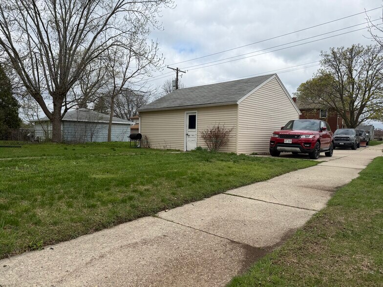 Building Photo - 10108 W Montana Ave