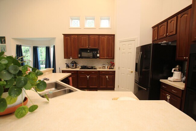 Building Photo - Spacious and modern single family home, lo...
