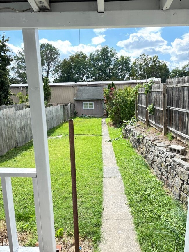 Building Photo - 2 BR Home Available in Catasauqua, PA