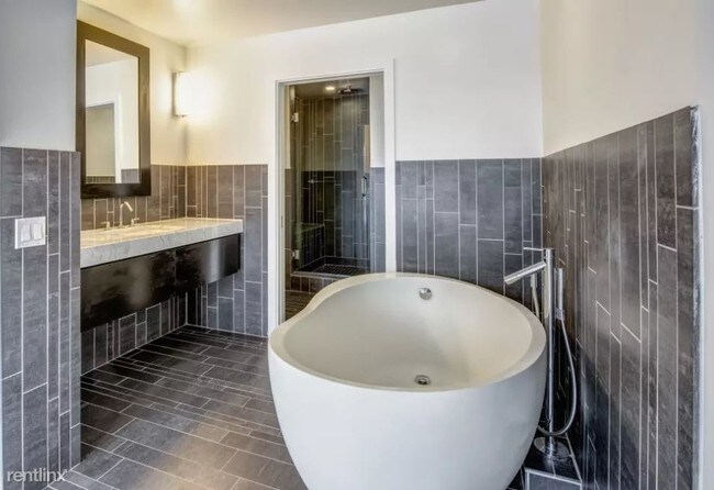 Building Photo - 2337 Bissonnet St