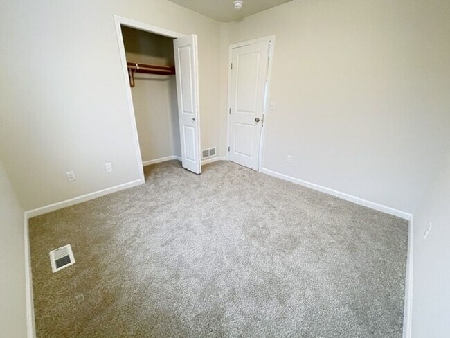 Building Photo - 137-137 Willow View Circle
