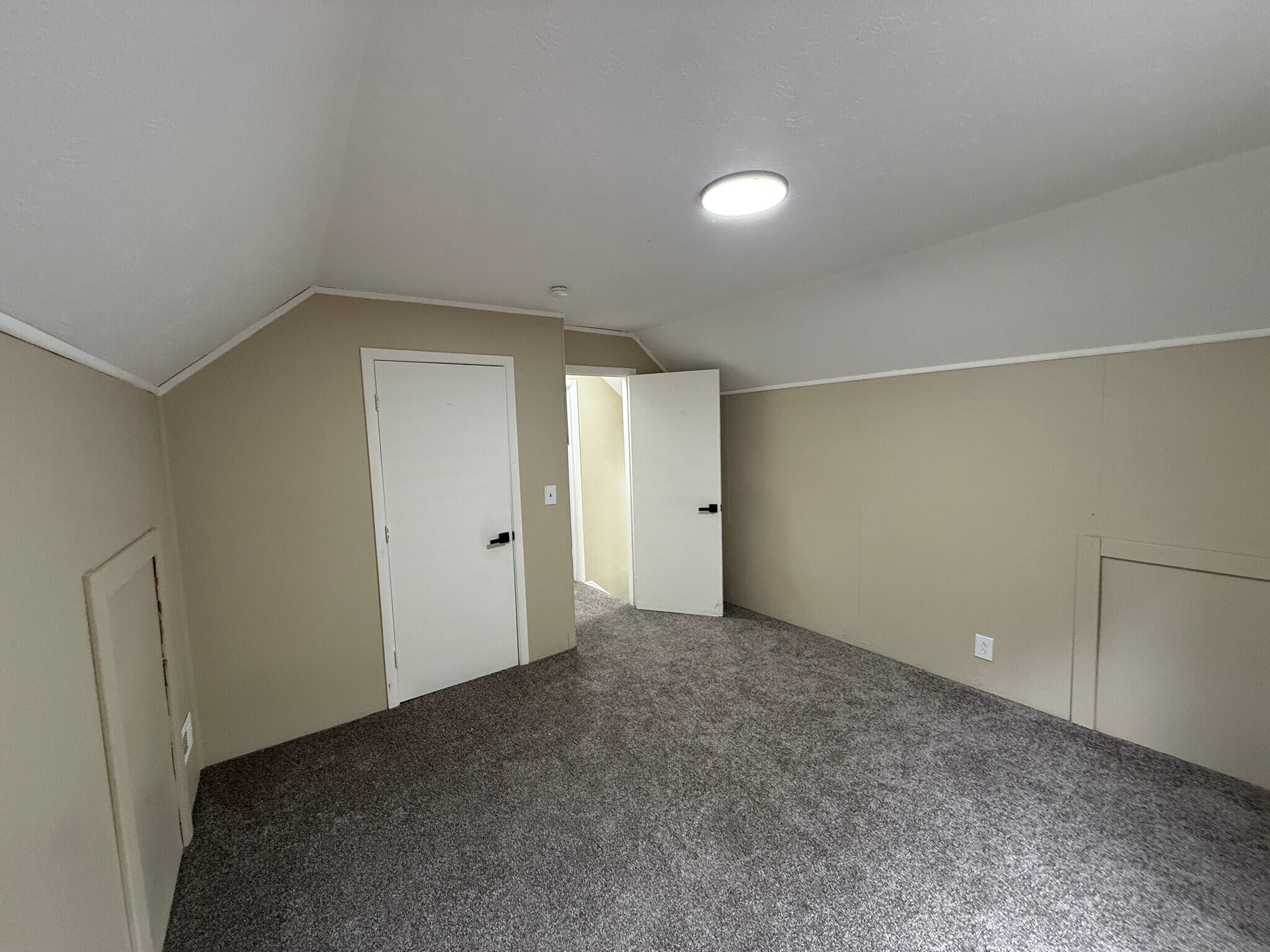 Building Photo - 5636 Drake Ave