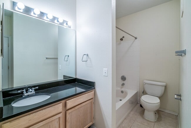Building Photo - Beautiful 2 Bed 2 Bath Condo Beautiful Com...
