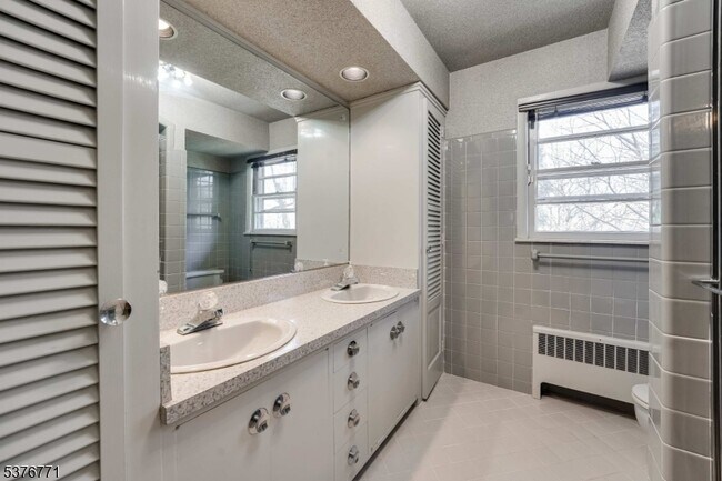 Building Photo - 17 Oxford Dr