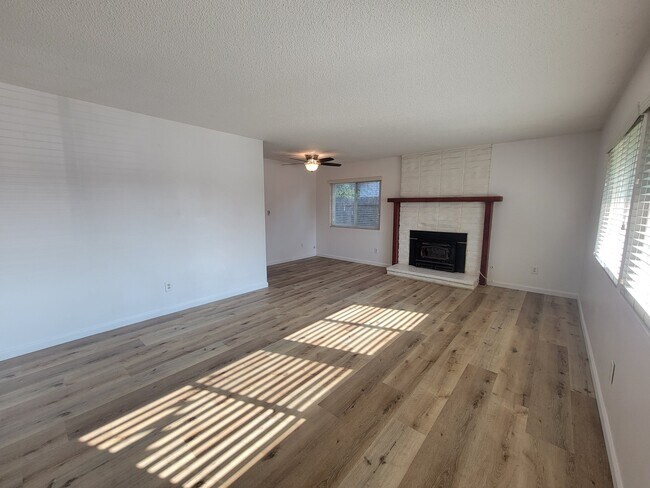 Building Photo - 2704 S Fairway Ct