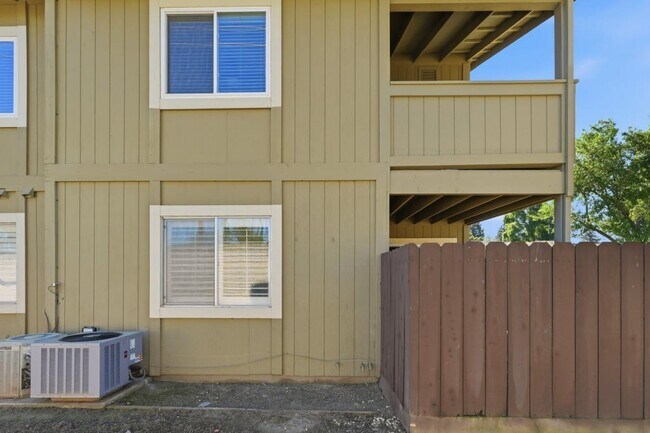 Building Photo - 426 Cherry Ln