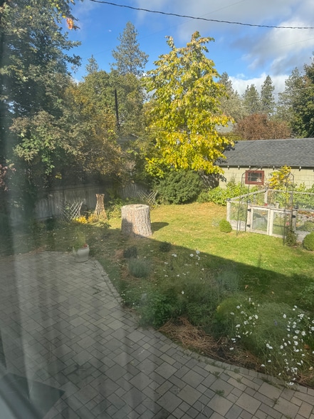 Building Photo - 1022 W 19th Ave