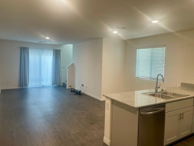 Building Photo - 3 bed 2 bath 2 car garage Townhome "On the Strip" South Las Vegas Blvd