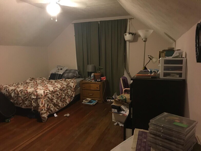 Building Photo - 821 Stanley St