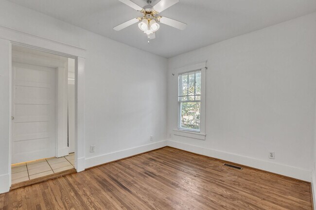 Building Photo - Charming Sylvan Park Shotgun Apartment in a Darling Triplex!
