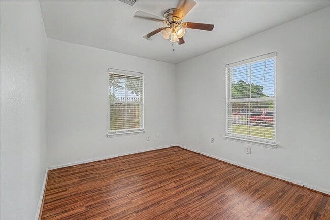 Building Photo - 8159 Glenhollow Dr