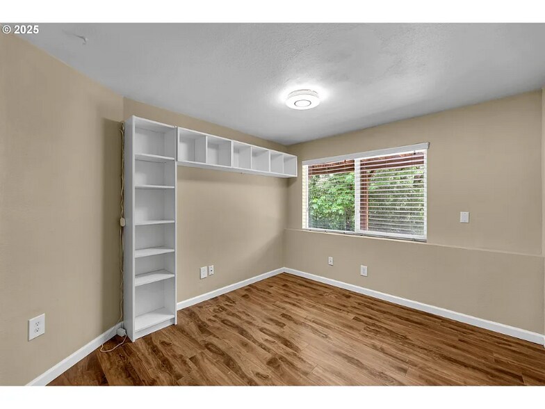 Building Photo - 1320 NW Maple Ln