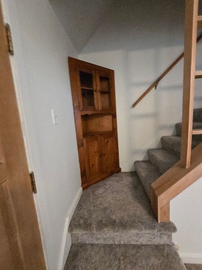 Building Photo - 4 bed, 1 bath House with 1 car garage