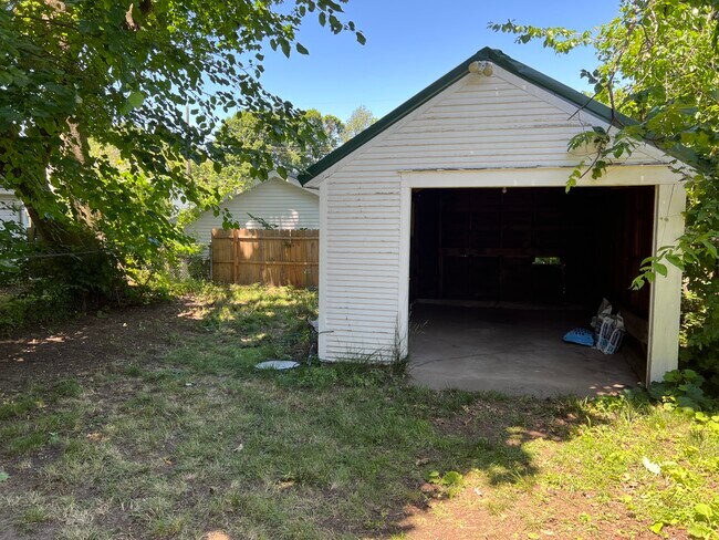 Building Photo - 1300 W Barnes Ave