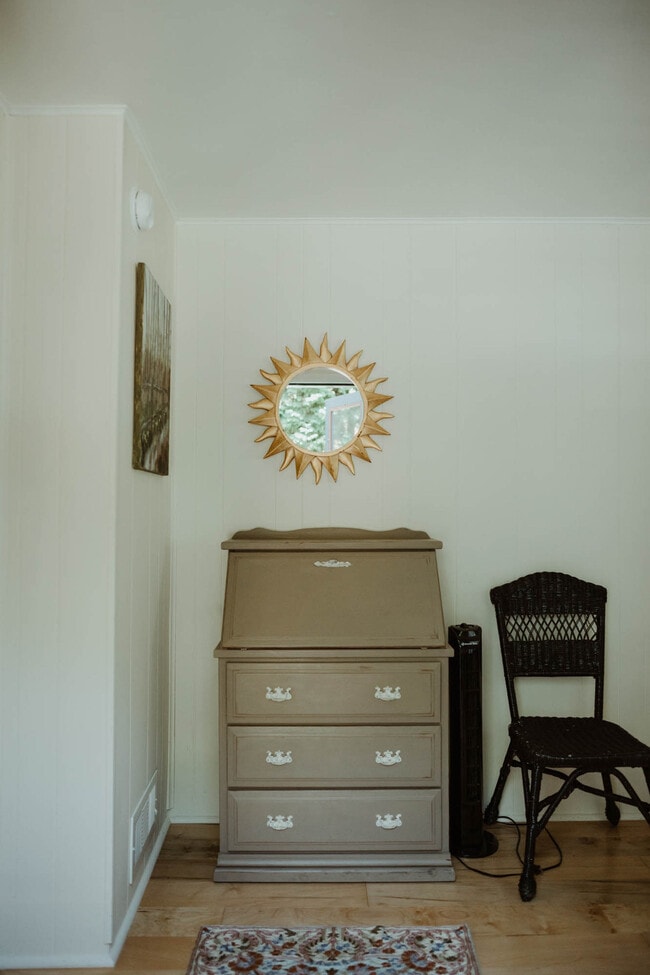 Building Photo - 108 W 6th St